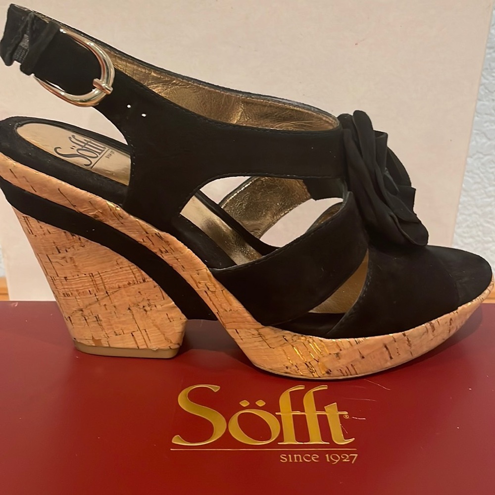Sofft Brand new black genuine suede vintage look sandals size 7.5